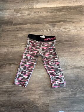 Nike Girls'‎ Pink Camo Athletic Capri Leggings